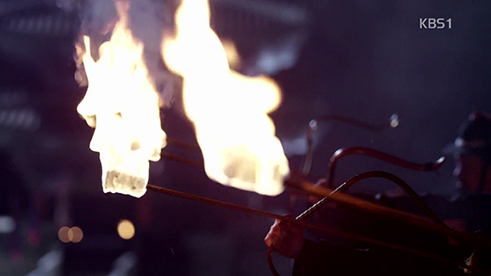 다큐멘터리 의궤, 8일간의 축제 속 불붙은 불화살 (이미지 출처: KBS1 의궤, 8일간의 축제 (필자 제공))