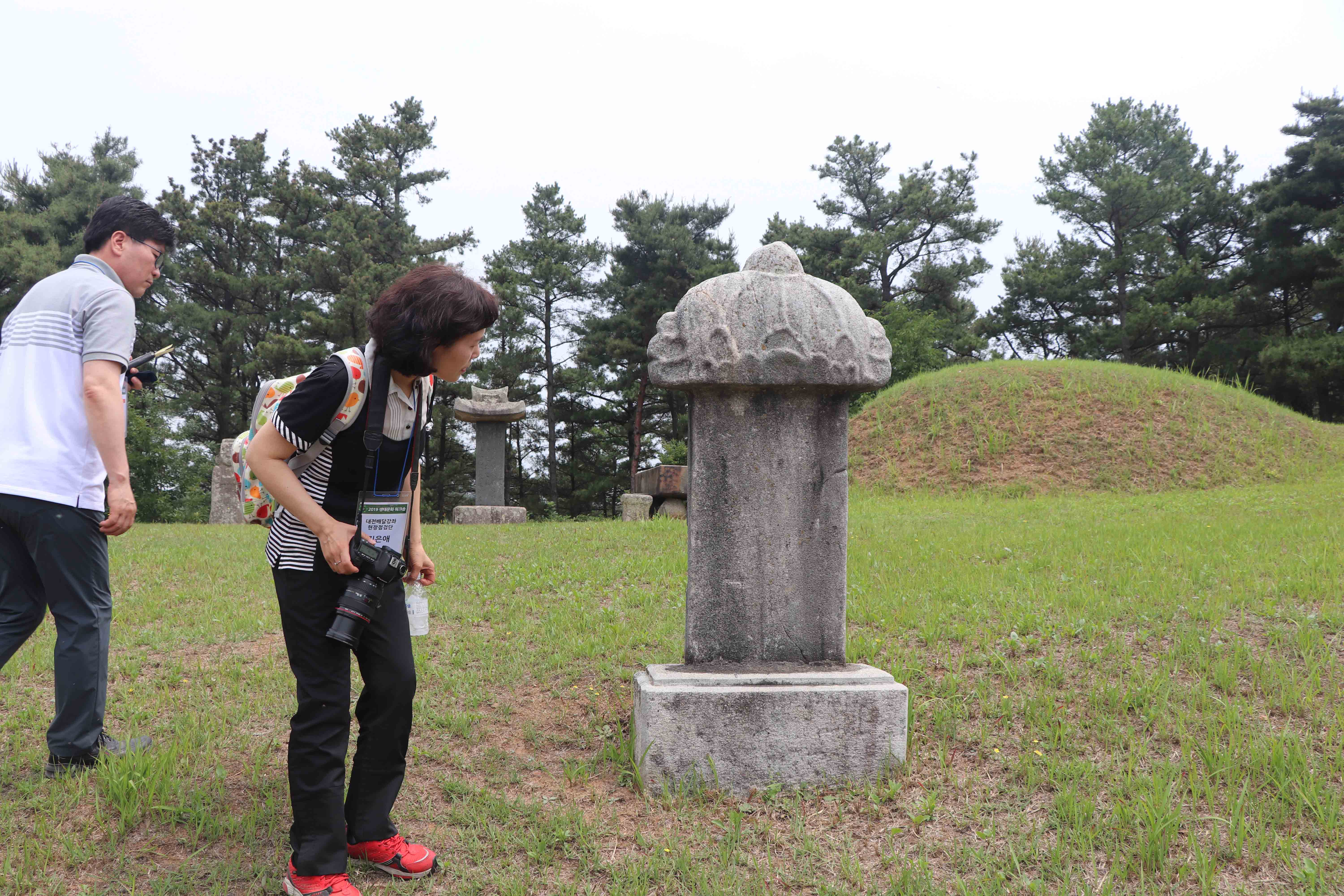 김정 묘소의 백비. 아무 글자가 없이 세워져 있다. 