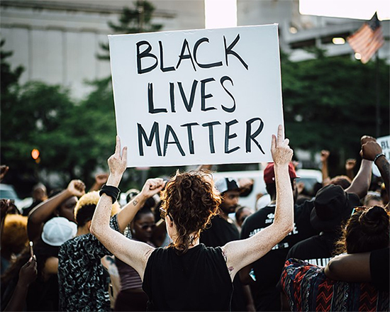 “BLACK LIVES MATTER” : 흑인들에 대한 미국 공권력의 무자비한 폭력에 항의하기 위해  미국의 시민들이 지난 2013년부터 만들어 사용 중인 슬로건 (이미지 출처: 위키백과)