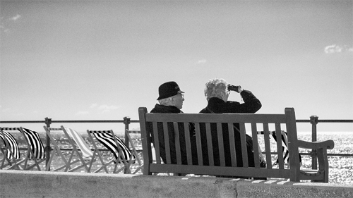 바다를 바라보고 앉아 있는 노인 두명