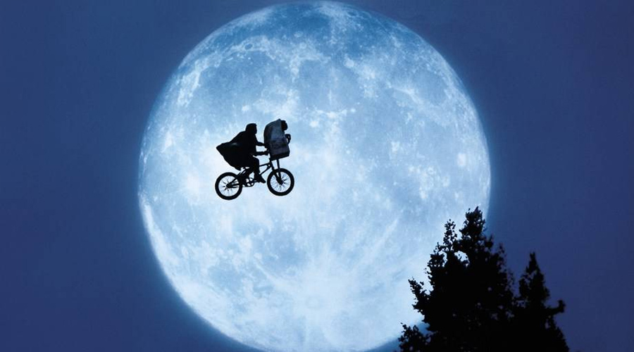 스티븐 스필버그 감독이 만들어 1982년에 개봉한 영화 〈E.T.〉 (이미지 출처: 네이버 영화)