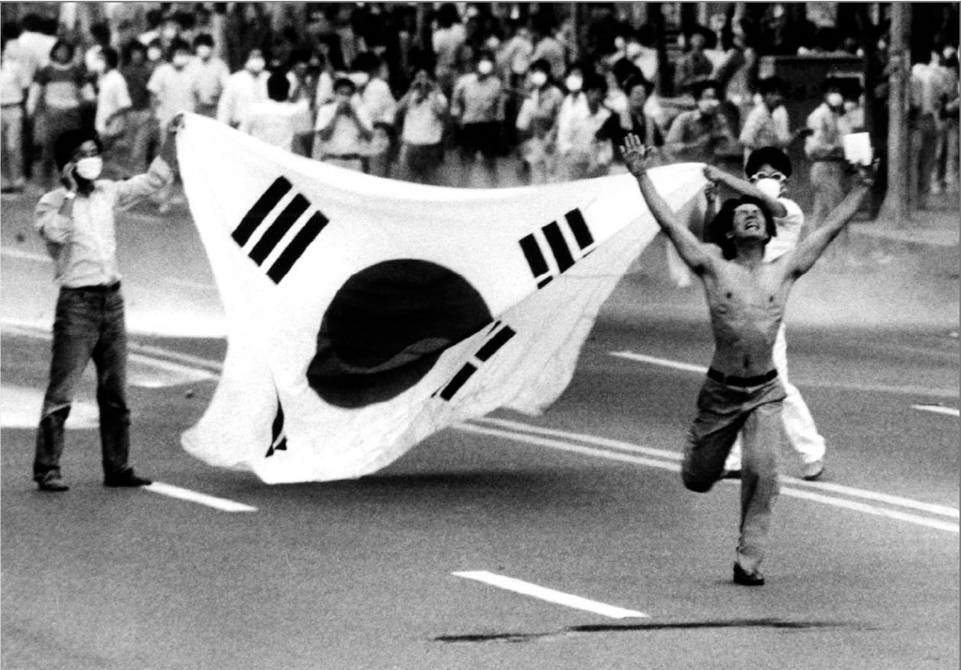 <그림-3> 1987년 6월 민주 항쟁 당시 부산에서 최루탄 발사를 막기 위해 선두에 선 시민(출처:국사편찬위원회 우리역사넷)