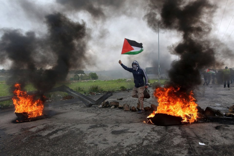 팔레스타인 깃발을 흔들며 이스라엘에 항의하는 시위를 벌이고 있는 팔레스타인 주민 