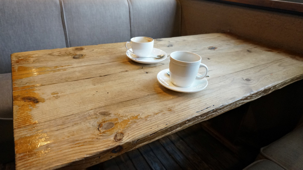 테이블 위에 놓인 커피잔 두 개 