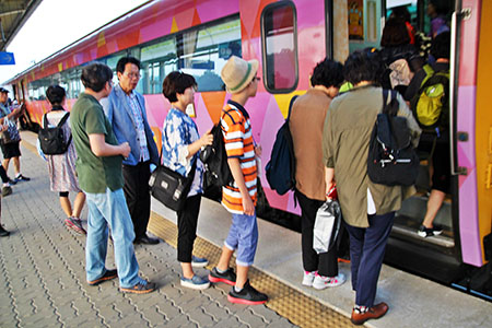인문열차에 참가자들이 탑승하고 있다.