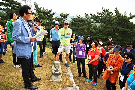 이지함 가족묘에서 참가자들이 강의를 듣고 있다.