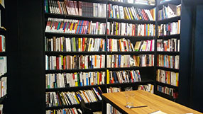 많은 책과 책방을 찾은 사람들이 자유롭게 책을 읽을 수 있는 자리가 마련된 유어왓츄리드 도서관 내부 전경2