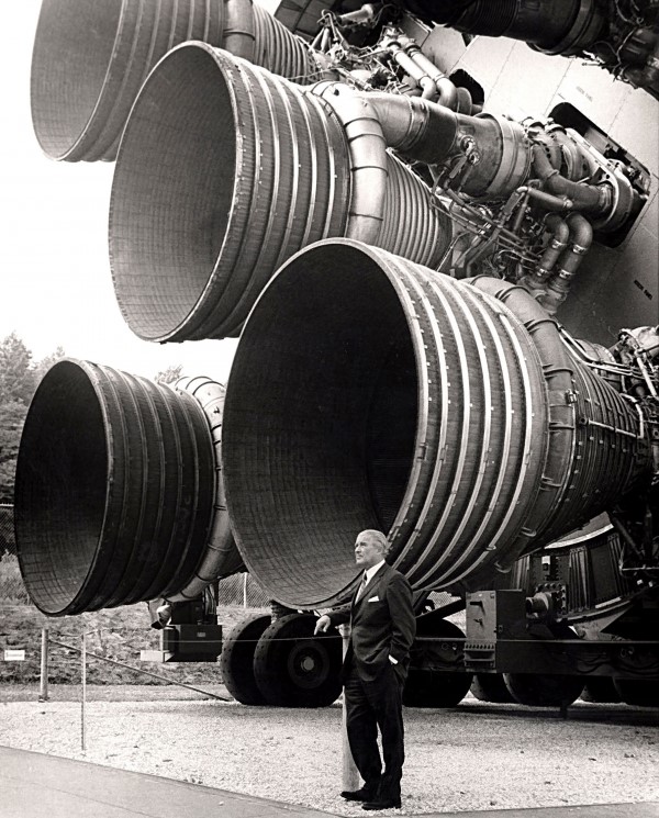 새턴5 로켓 앞에 서 있는 폰 브라운 ( Credits: NASA )