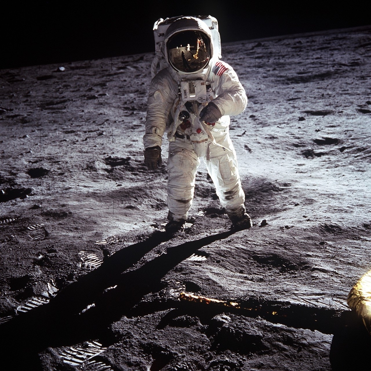 달 탐사 소련에게 우주개발과 관련한 모든 ‘인류 최초’ 타이틀을 빼앗긴 미국은 인간을 최초로 달에 보내는 아폴로 계획에 박차를 가하여 마침내 인류 최초로 달에 사람을 착륙시키는 데 성공한다. 미국은 아폴로 계획에 앞서 달 표면을 근접 촬영하는 ‘레인저 계획’, 달 지도를 제작하는 ‘루나 오비터 계획’, 그리고 달에 연착륙하여 달 표면의 경도 및 조성을 탐사하는 ‘서베이어 계획’을 진행했다. 세 계획 모두 유인 우주선이 안전하게 달 궤도에 도달 및 착륙할 수 있는 기술을 수집하기 위한 것이었다.   닐 암스트롱이 촬영한 올드린의 모습 @NASA