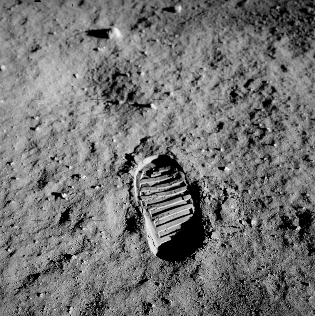 달에 남겨져 있는 닐 암스트롱의 발자국@NASA
