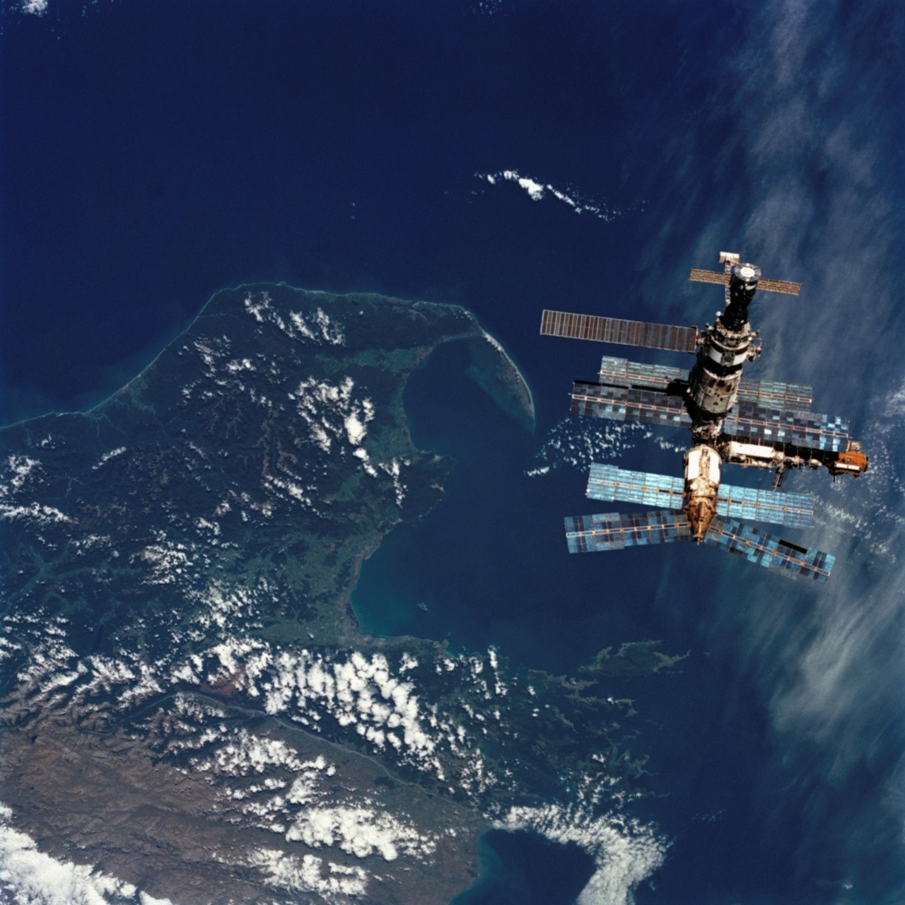   미르 우주정거장. 도킹을 위해 접근하는 우주왕복선에서 촬영한 사진 