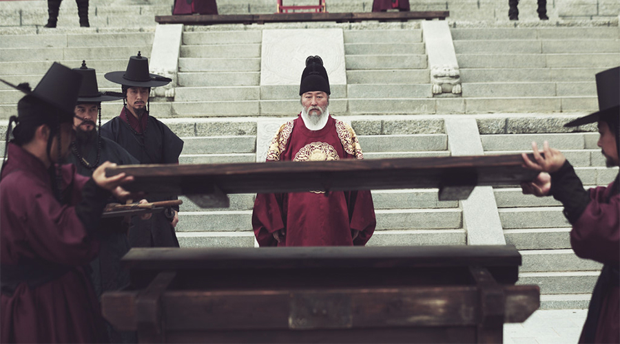영화 〈사도〉에서 사도세자를 뒤주에 가두라 명하는 영조의 모습(이미지 출처: 네이버 영화)