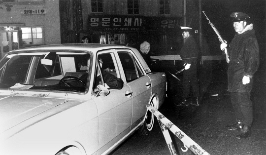 1960년대 서울 시내 야간 통행차량 검문 모습