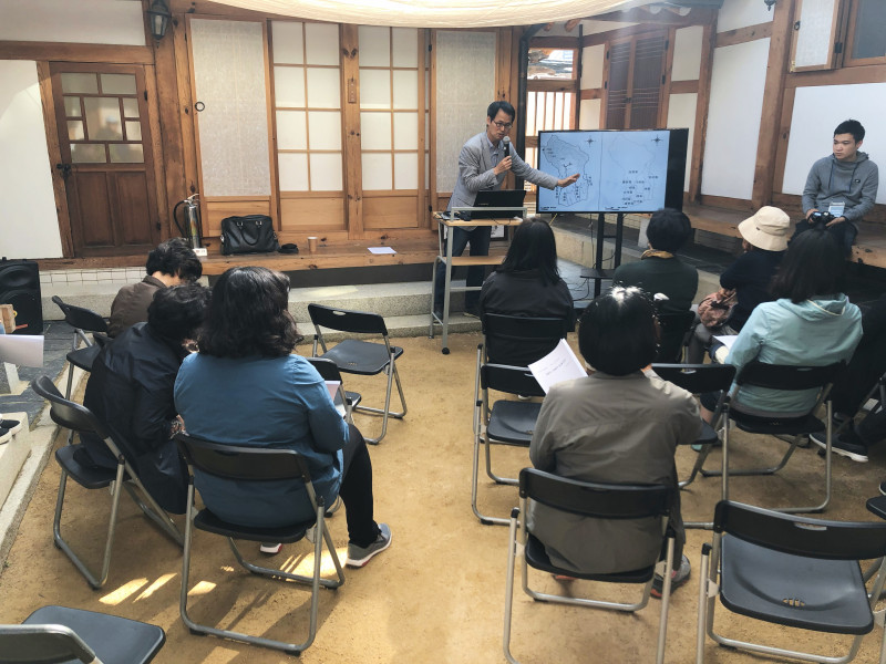 북촌문화센터 안뜰에서 강의를 듣는 참가자들 
