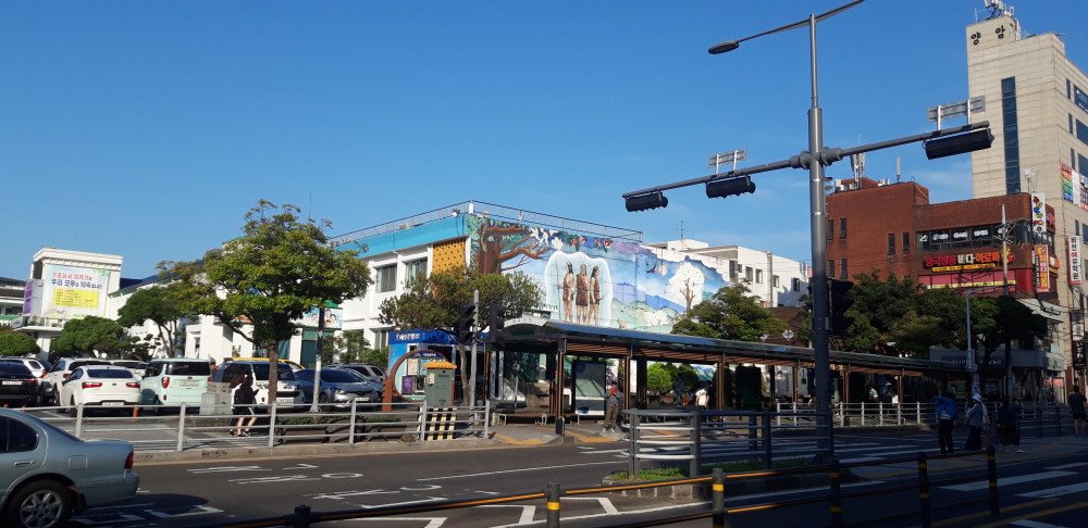 제주 시청의 탐라국 신화를 담은 벽화 