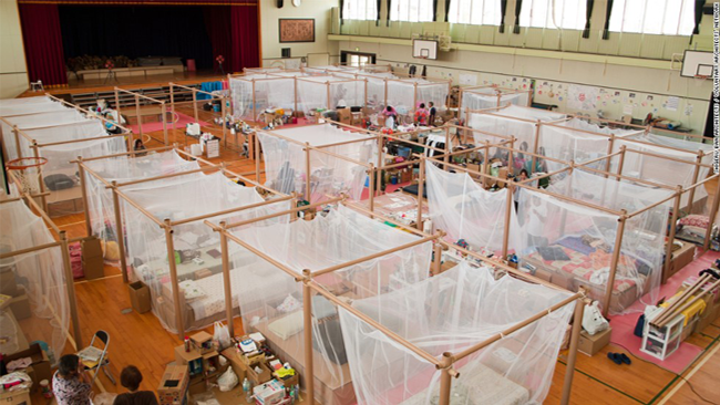 반 시게루가 디자인한 동일본 대지진 피해자들을 위한 종이 칸막이 보호소, 2011