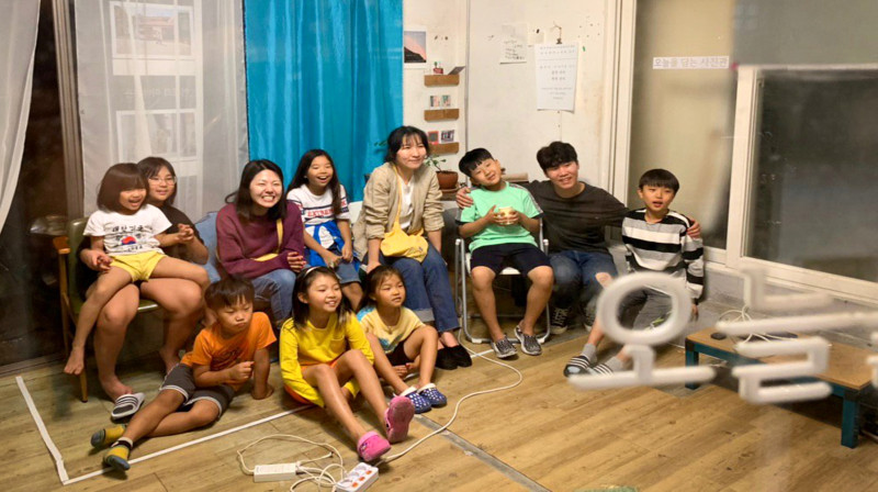 동네 아이들이 모여 즐거운 시간을 보내는 사진관 