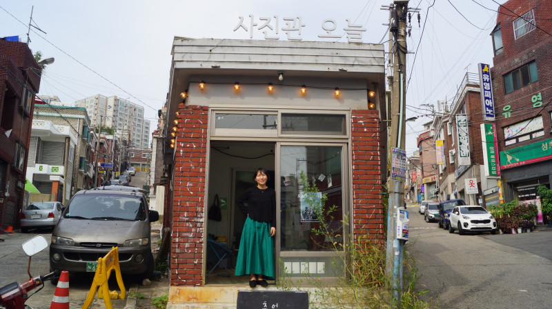 '사진관 오늘' 앞에 선 표하연 작가 