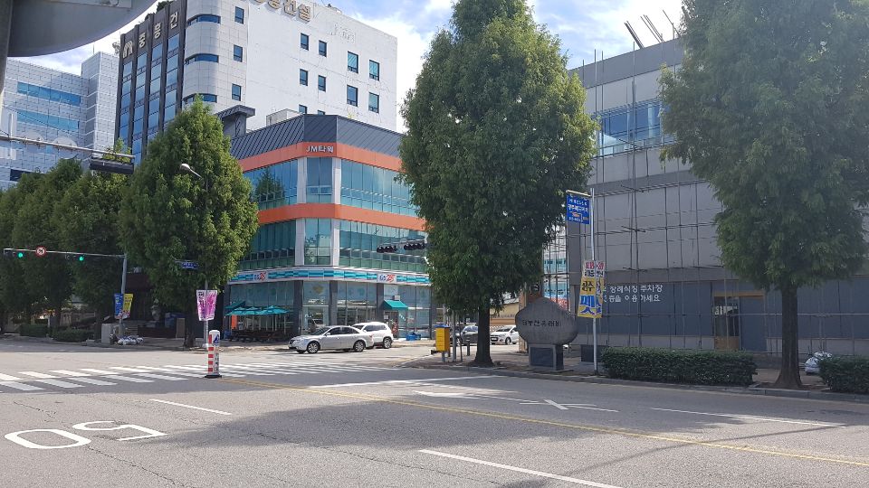 도시 가운데에 있는 태봉산 유래비 