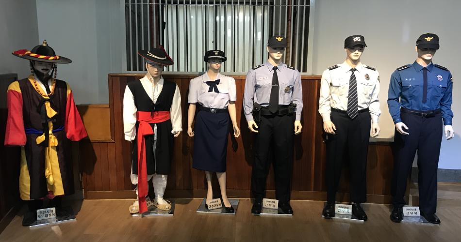 경찰관 복식이 전시된 모습, 조선시대 포도대장복부터 현대 근무복까지 전시되어있다.