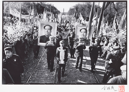 1968년10월 국가의 날 퍼레이드에서 공산당원들이 마오쩌둥의 초상과 황금 망고 모형을 들고 행진하는 모습