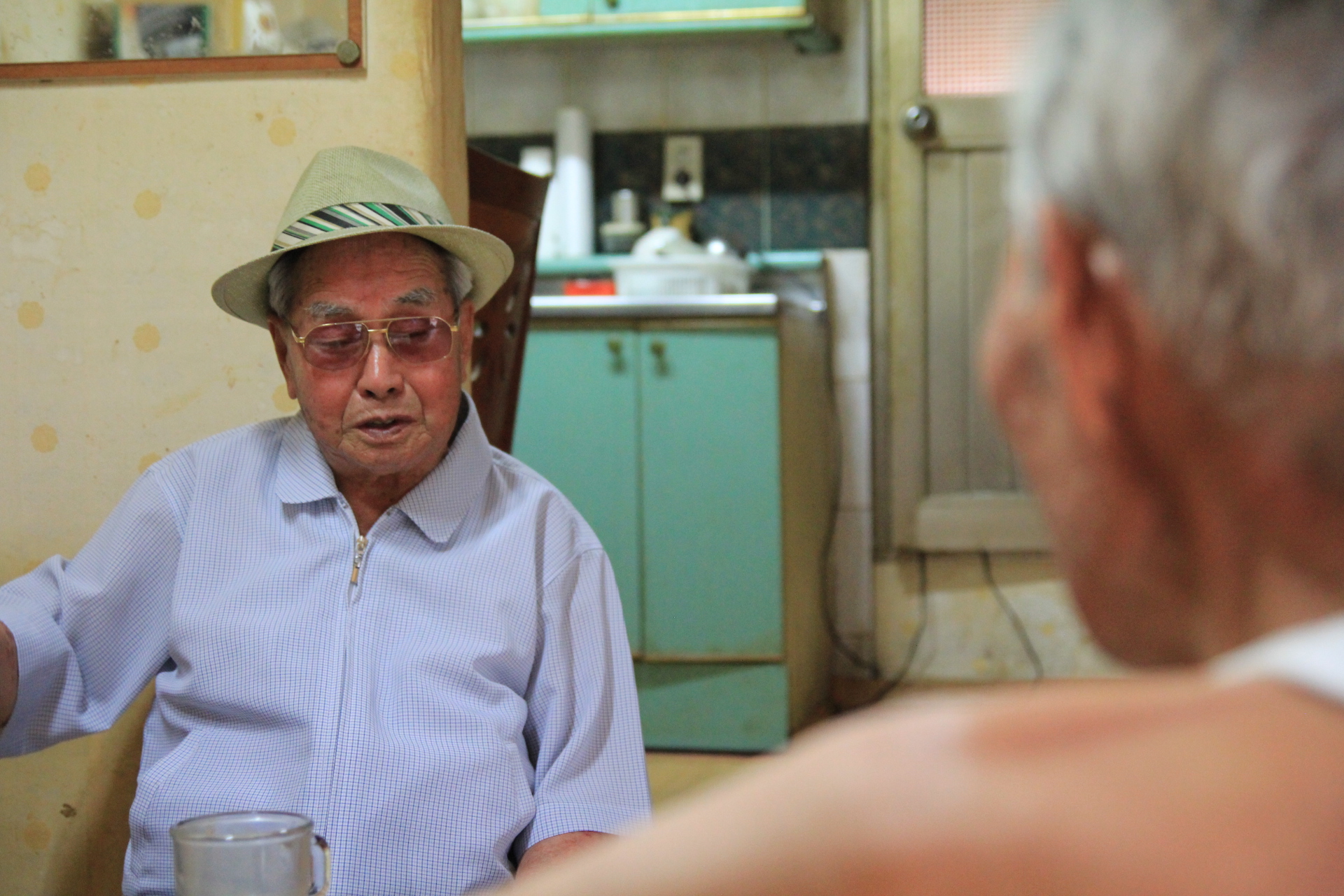 양창진 씨(왼쪽)가 마을의 다른 노인과 이야기를 나누고 있다.