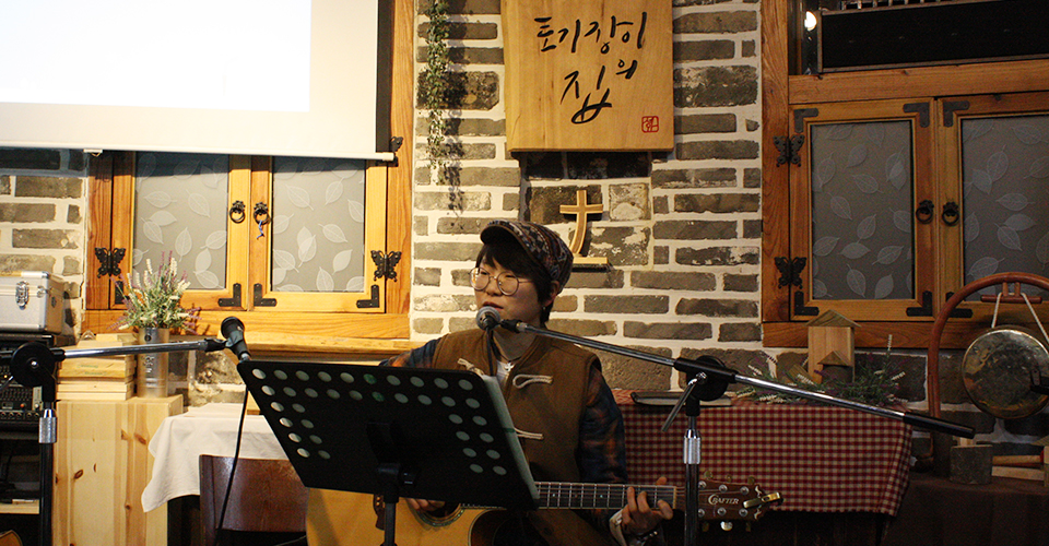 '담쟁이인문학교'에서 노래하는 김예슬 씨