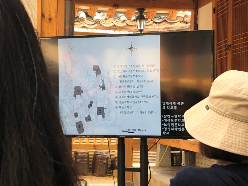 일제강점기 때 북촌의 학교들 / 문구 : 경성고등보통학교(화동1, 100번지) 경성여자고등보통학교(재동83번지)사립휘문고등보통학교(원동206번지, 계동 140번지) 중앙학원(계동1번지) 대동학원(계동35번지) 덕성여자실업학교(안국동26번지) 풍문여학교(안국동175번지) 재동소학교(재동23번지, 가회동215번지)