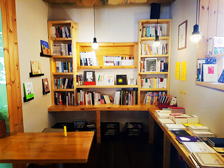 커피는 책이랑 서점 공간