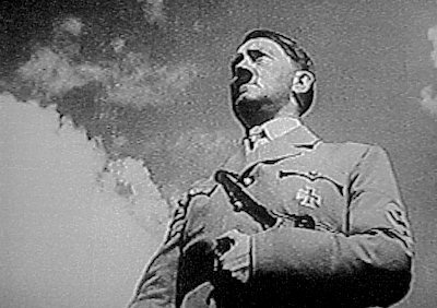 레니 리펜슈탈은 영화에 등장하는 군중을 하이앵글로, 히틀러를 로우앵글로 잡아 추종자와 지도자의 상하 관계를 극대화했다.