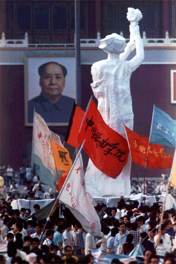 민주주의의 여신상은 공산당 독재에 반대한다는 의미를 담아 마오쩌둥의 초상화를 정면으로 바라보게 설치되었다.