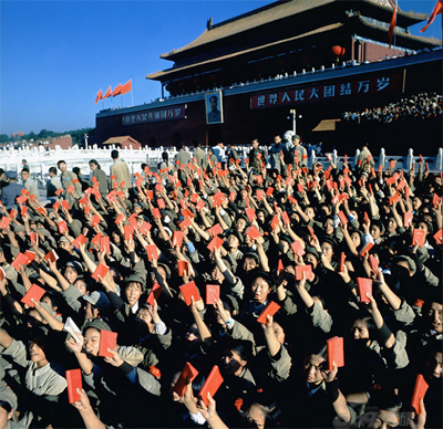 천안문 광장에 모인 홍위병들, 손에 들고 있는 건 마오쩌둥의 어록집인 『모주석 어록』이다.