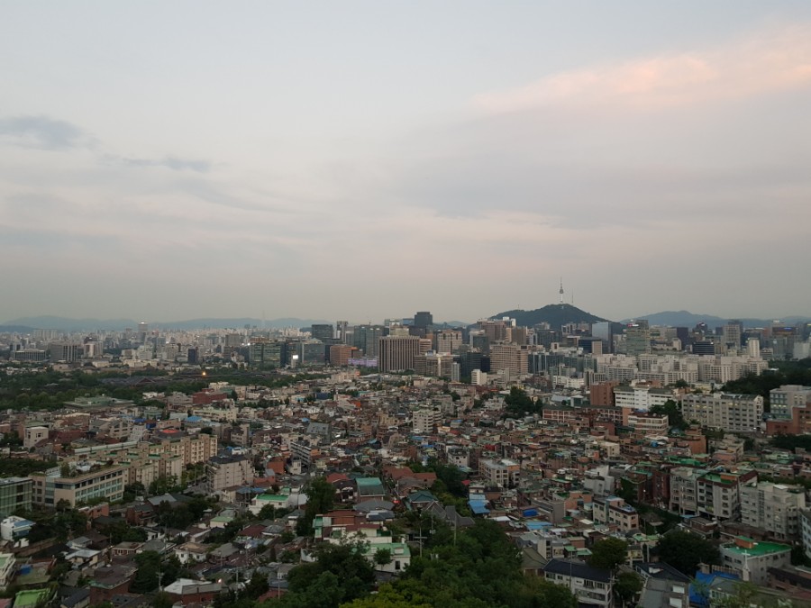 인왕산에서 바라본 서울 도심 