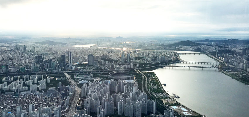 한강이 흐르는 서울 도시 전경