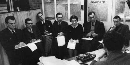 1938년, 『픽처 포스트(Picture post)』 지의 편집국, 편집 주간 회의 모습.