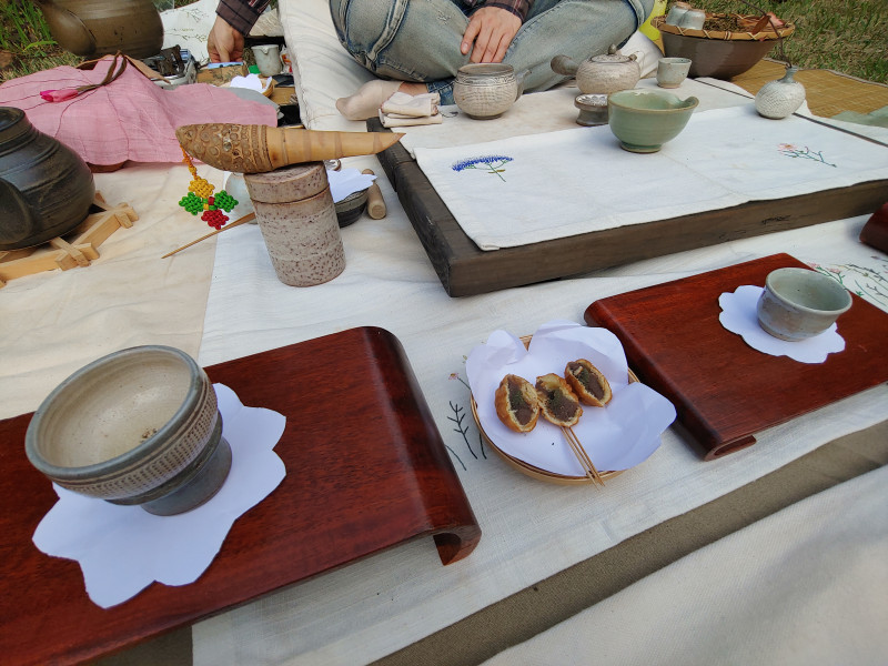 마당에 펼친 찻자리 